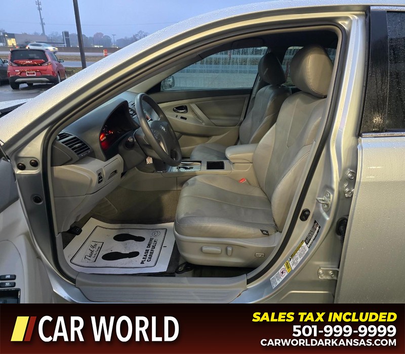 Toyota Camry Vehicle Full-screen Gallery Image 8