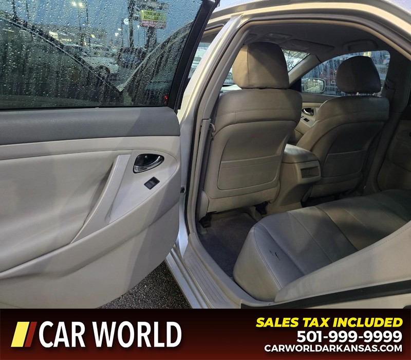 Toyota Camry Vehicle Full-screen Gallery Image 9