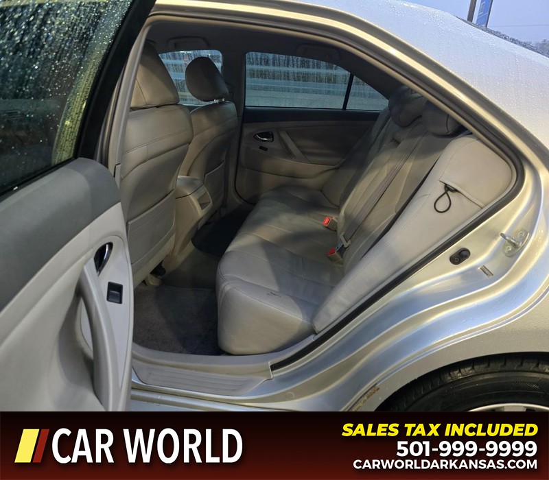 Toyota Camry Vehicle Full-screen Gallery Image 10