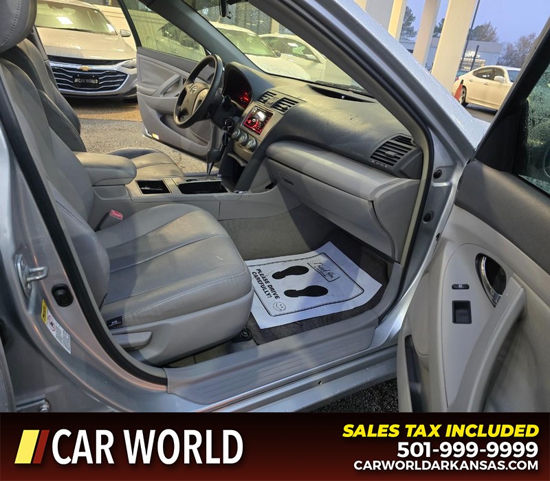 Toyota Camry Vehicle Full-screen Gallery Image 11