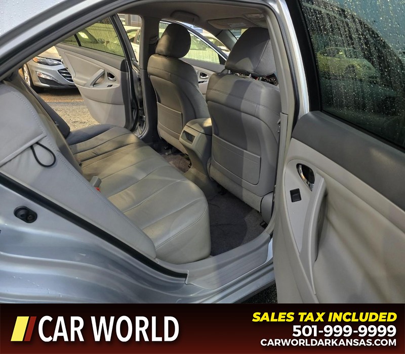 Toyota Camry Vehicle Full-screen Gallery Image 12