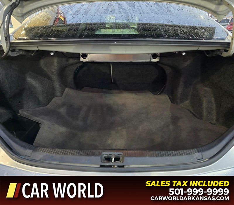 Toyota Camry Vehicle Full-screen Gallery Image 14