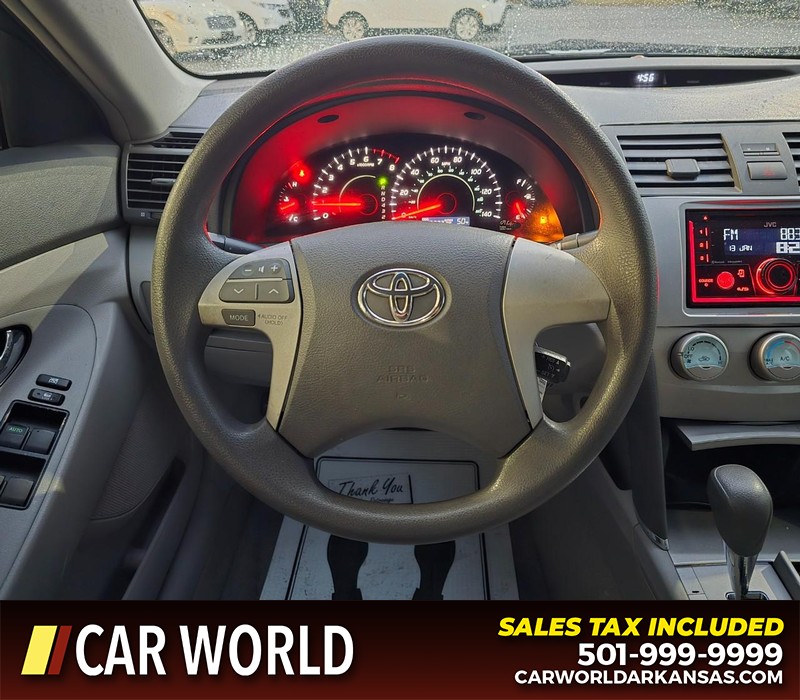 Toyota Camry Vehicle Full-screen Gallery Image 15