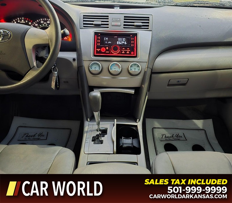 Toyota Camry Vehicle Full-screen Gallery Image 18