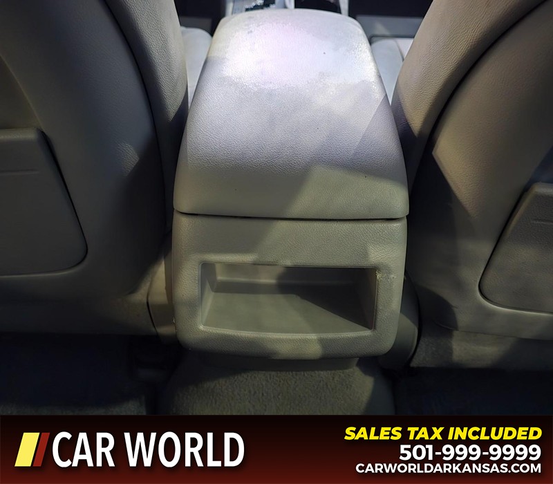 Toyota Camry Vehicle Full-screen Gallery Image 19