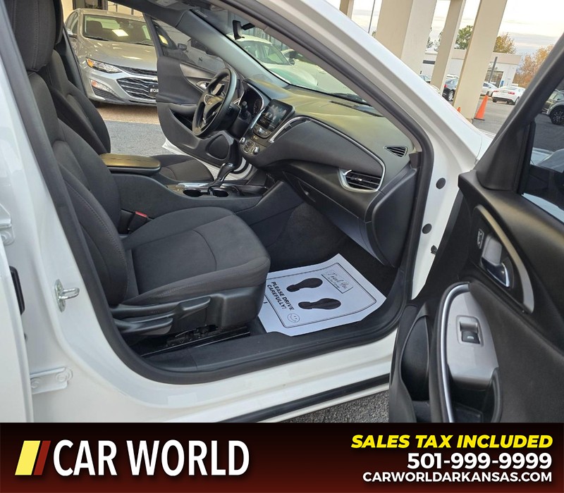 Chevrolet Malibu Vehicle Full-screen Gallery Image 11