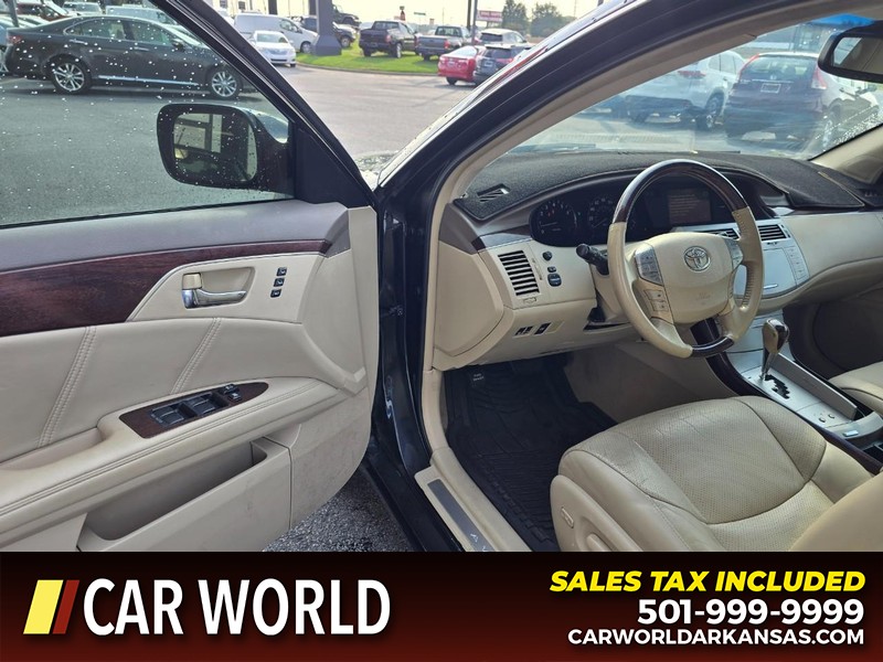 Toyota Avalon Vehicle Full-screen Gallery Image 7
