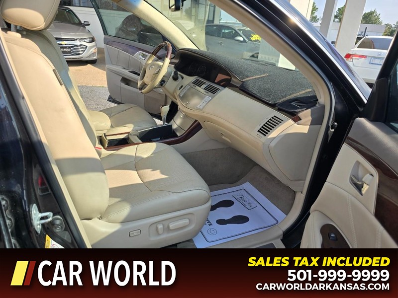 Toyota Avalon Vehicle Full-screen Gallery Image 11