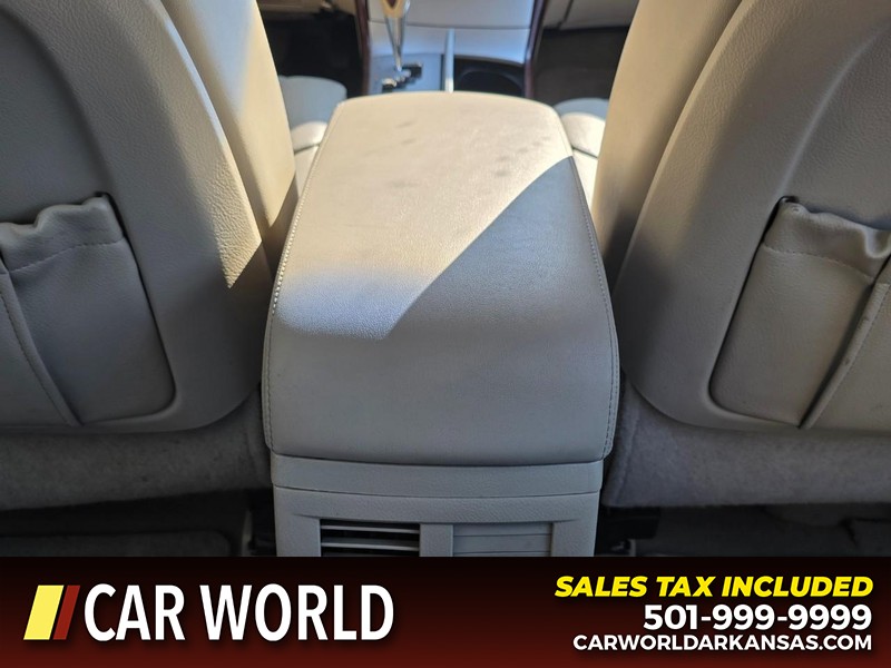 Toyota Avalon Vehicle Full-screen Gallery Image 19