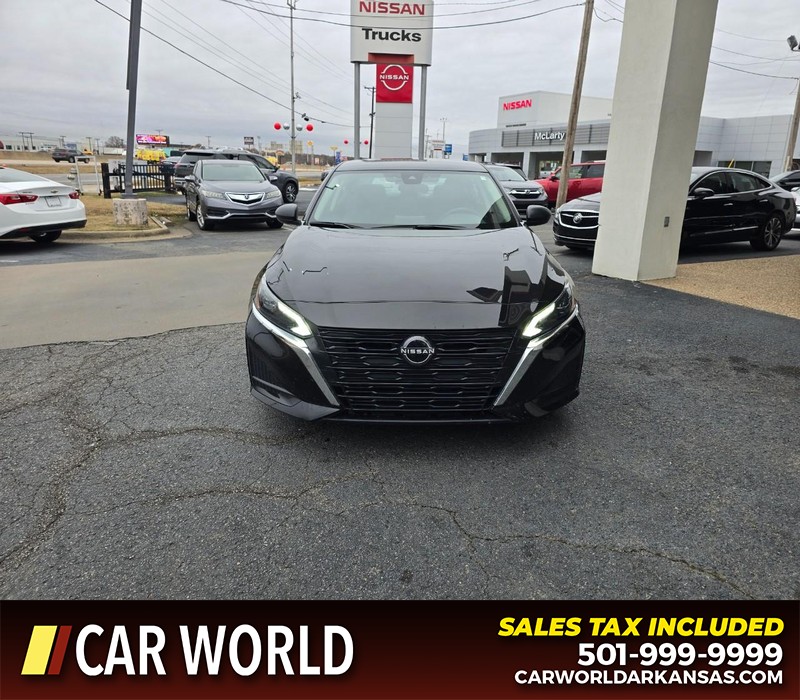 Nissan Altima Vehicle Full-screen Gallery Image 2