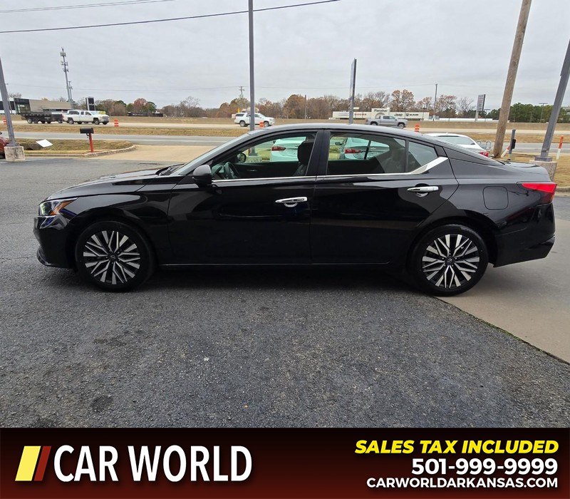 Nissan Altima Vehicle Full-screen Gallery Image 4