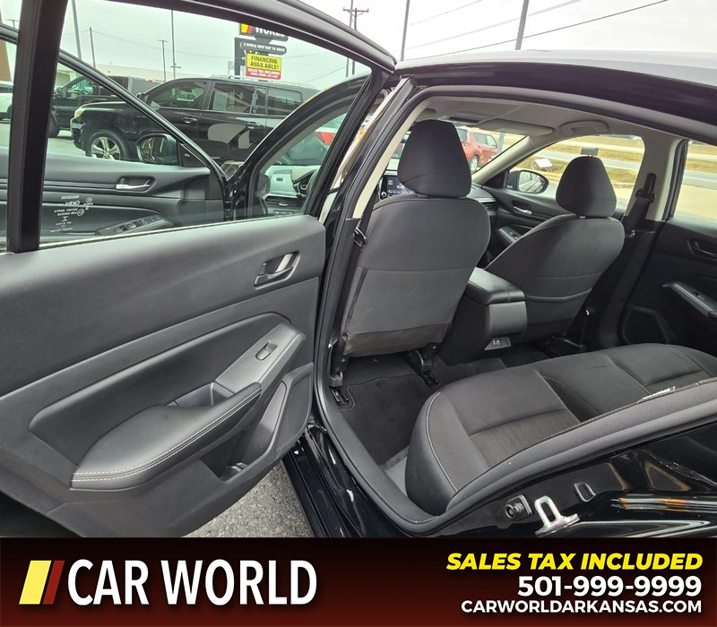 Nissan Altima Vehicle Full-screen Gallery Image 9