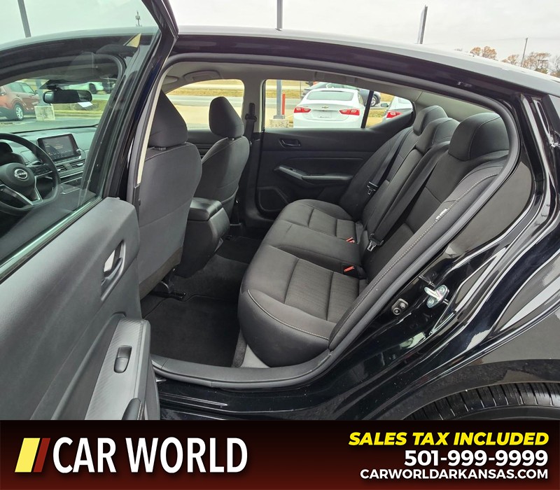 Nissan Altima Vehicle Full-screen Gallery Image 10