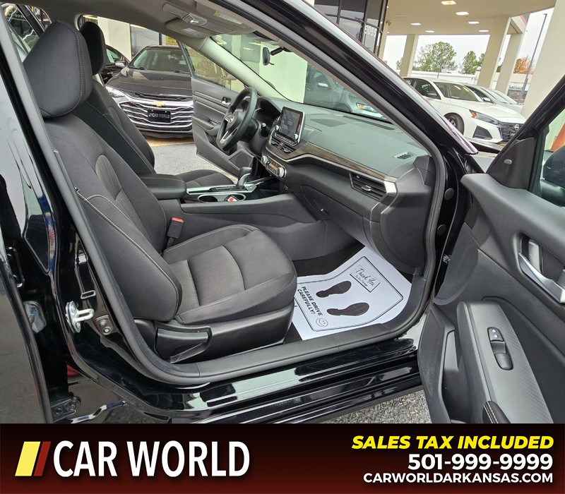 Nissan Altima Vehicle Full-screen Gallery Image 11