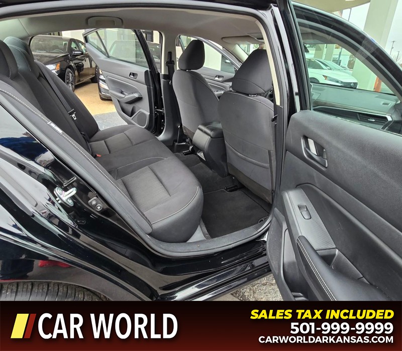 Nissan Altima Vehicle Full-screen Gallery Image 12