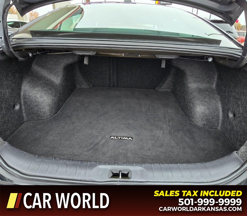 Nissan Altima Vehicle Full-screen Gallery Image 13