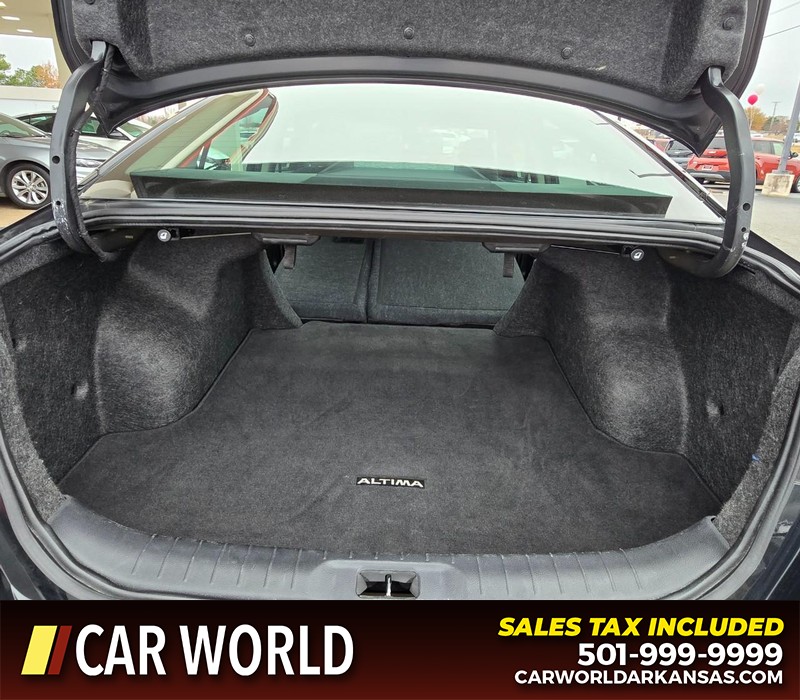 Nissan Altima Vehicle Full-screen Gallery Image 14