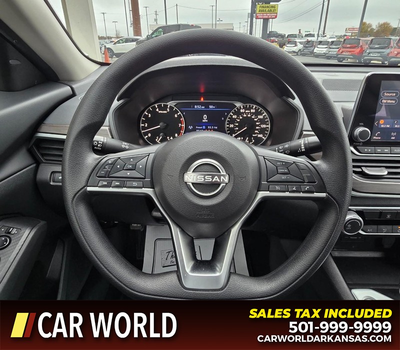 Nissan Altima Vehicle Full-screen Gallery Image 15