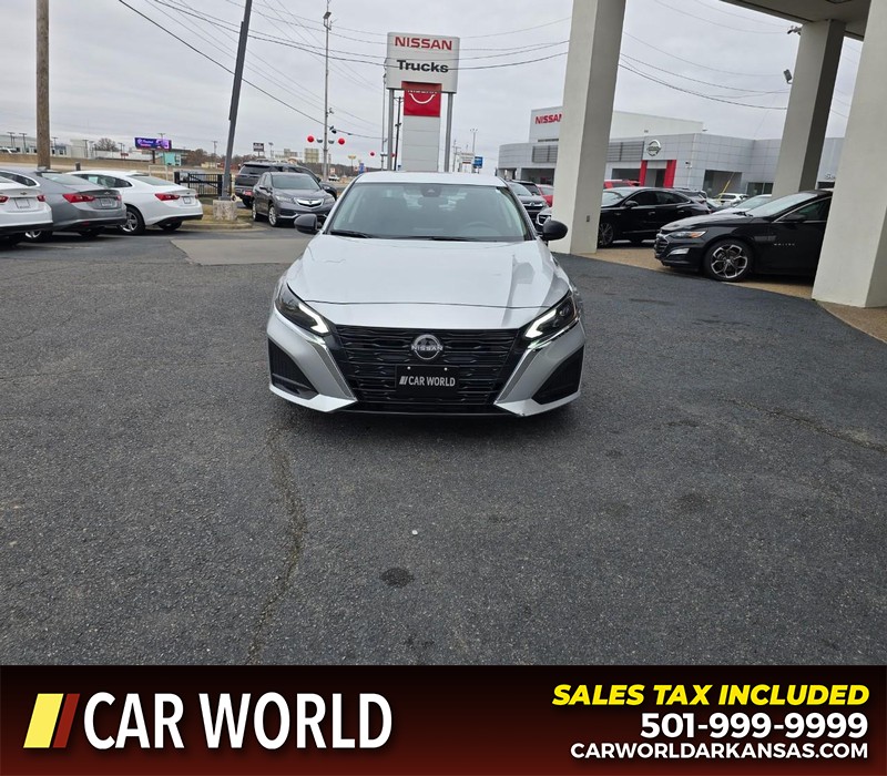 Nissan Altima Vehicle Full-screen Gallery Image 2