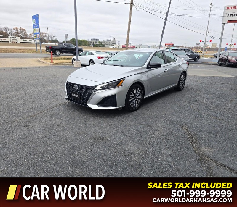 Nissan Altima Vehicle Full-screen Gallery Image 3