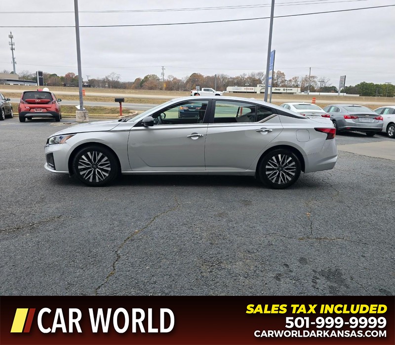 Nissan Altima Vehicle Full-screen Gallery Image 4