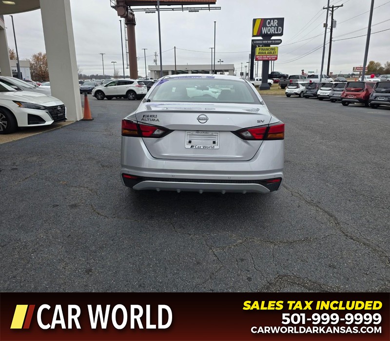 Nissan Altima Vehicle Full-screen Gallery Image 5