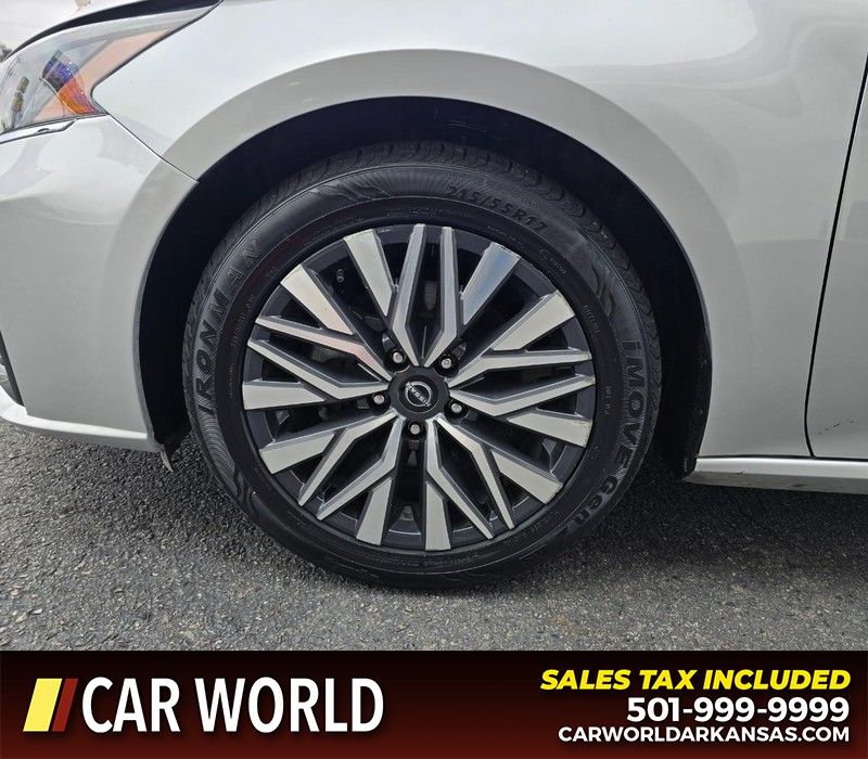 Nissan Altima Vehicle Full-screen Gallery Image 6