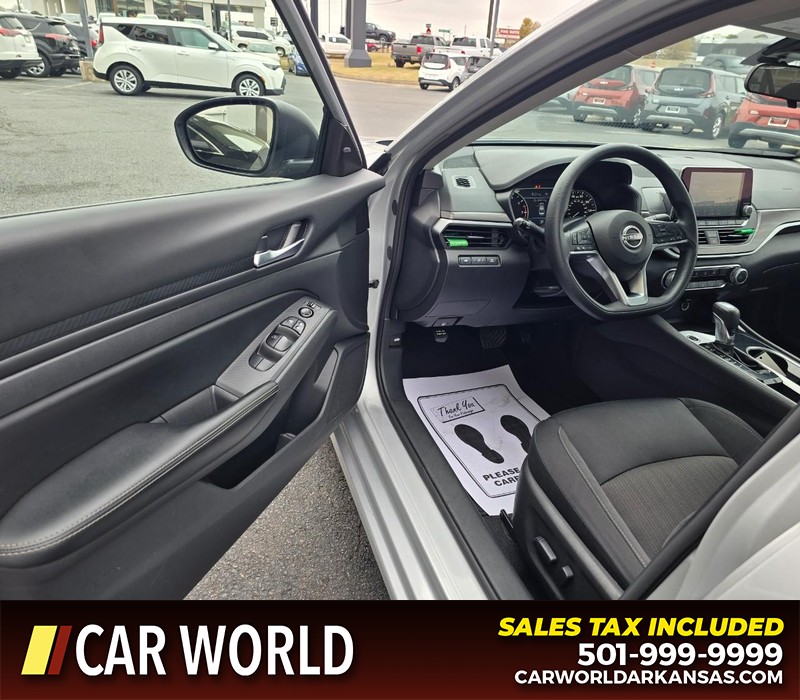 Nissan Altima Vehicle Full-screen Gallery Image 7