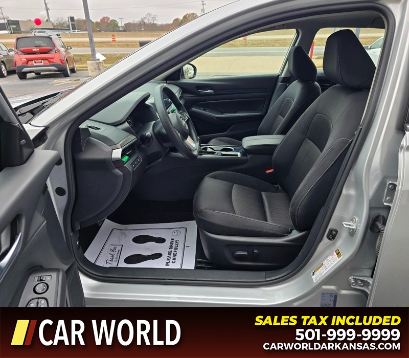 Nissan Altima Vehicle Full-screen Gallery Image 8