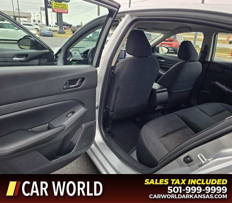 Nissan Altima Vehicle Full-screen Gallery Image 9