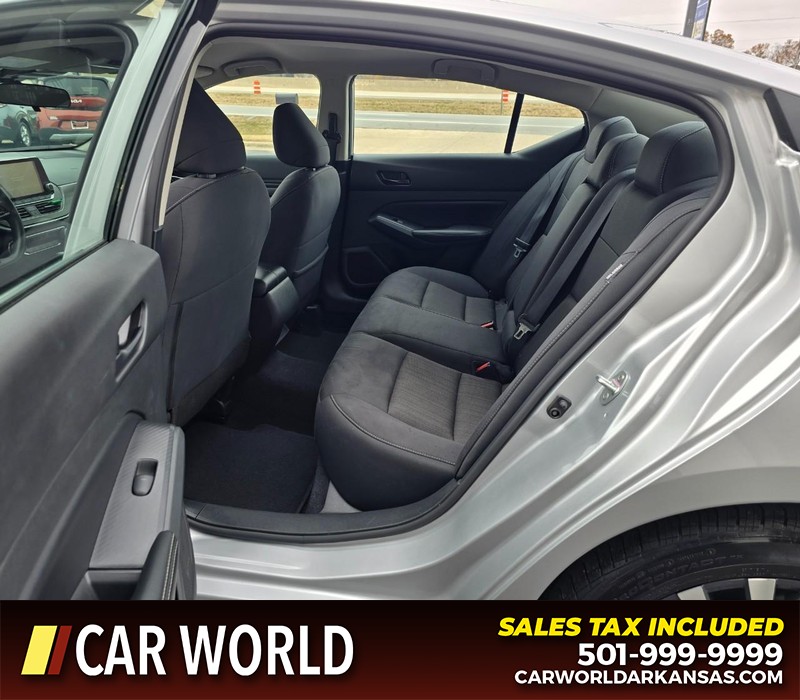 Nissan Altima Vehicle Full-screen Gallery Image 10