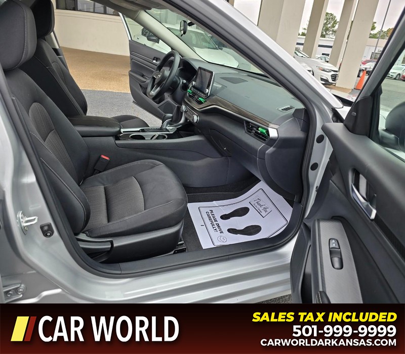 Nissan Altima Vehicle Full-screen Gallery Image 11