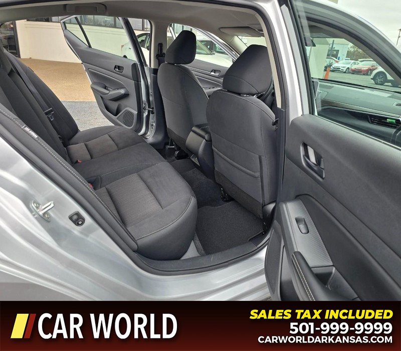 Nissan Altima Vehicle Full-screen Gallery Image 12