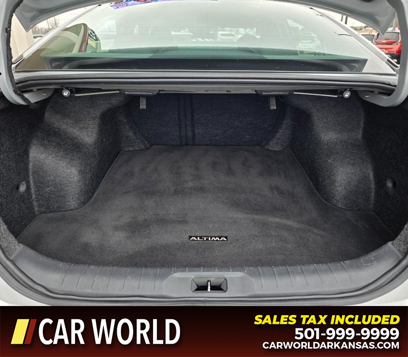 Nissan Altima Vehicle Full-screen Gallery Image 13