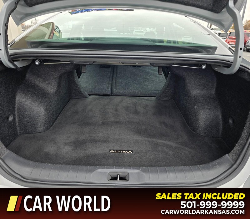 Nissan Altima Vehicle Full-screen Gallery Image 14