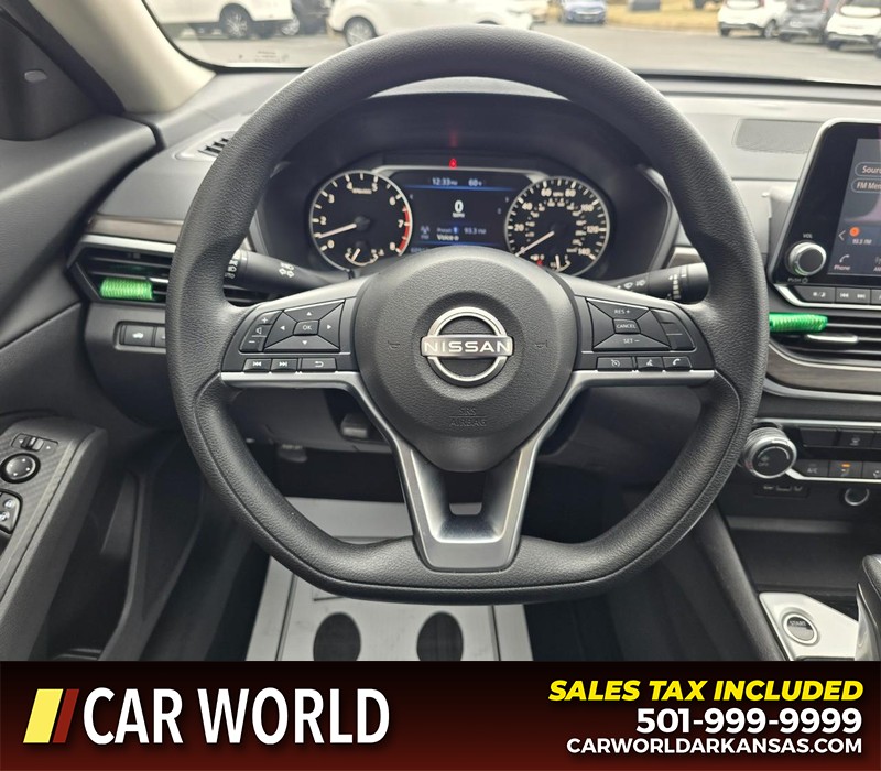 Nissan Altima Vehicle Full-screen Gallery Image 15