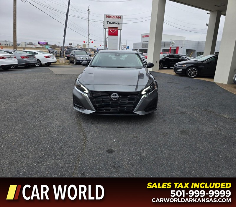 Nissan Altima Vehicle Full-screen Gallery Image 2