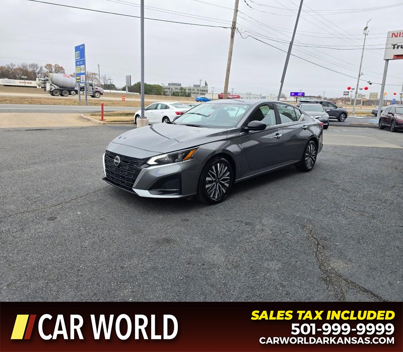 Nissan Altima Vehicle Full-screen Gallery Image 3