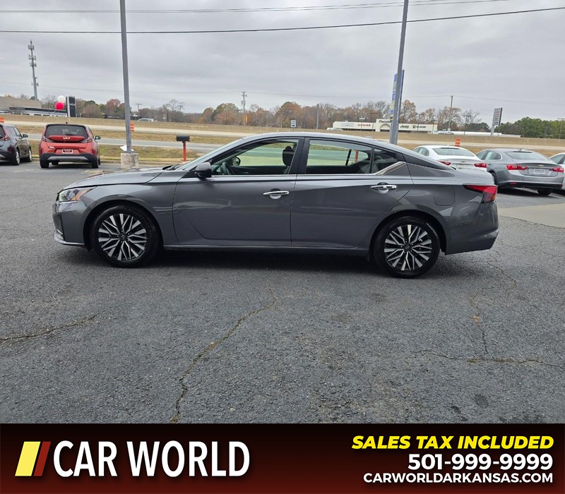 Nissan Altima Vehicle Full-screen Gallery Image 4