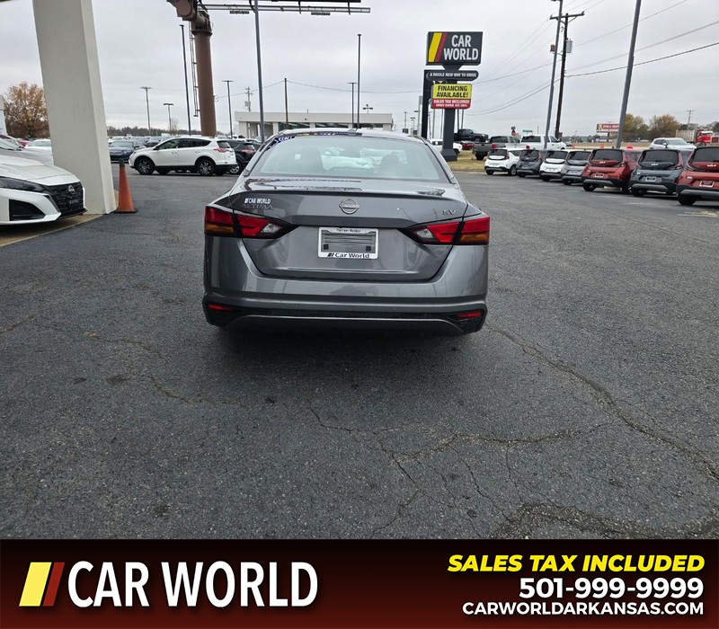 Nissan Altima Vehicle Full-screen Gallery Image 5