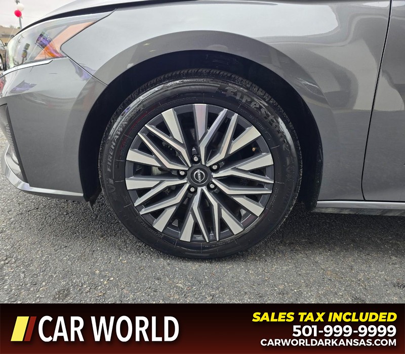 Nissan Altima Vehicle Full-screen Gallery Image 6