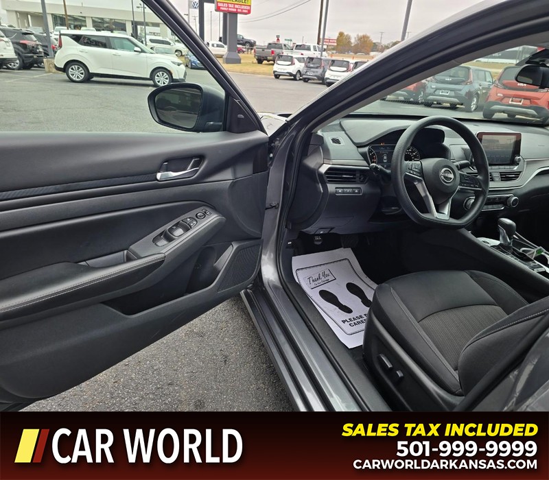 Nissan Altima Vehicle Full-screen Gallery Image 7