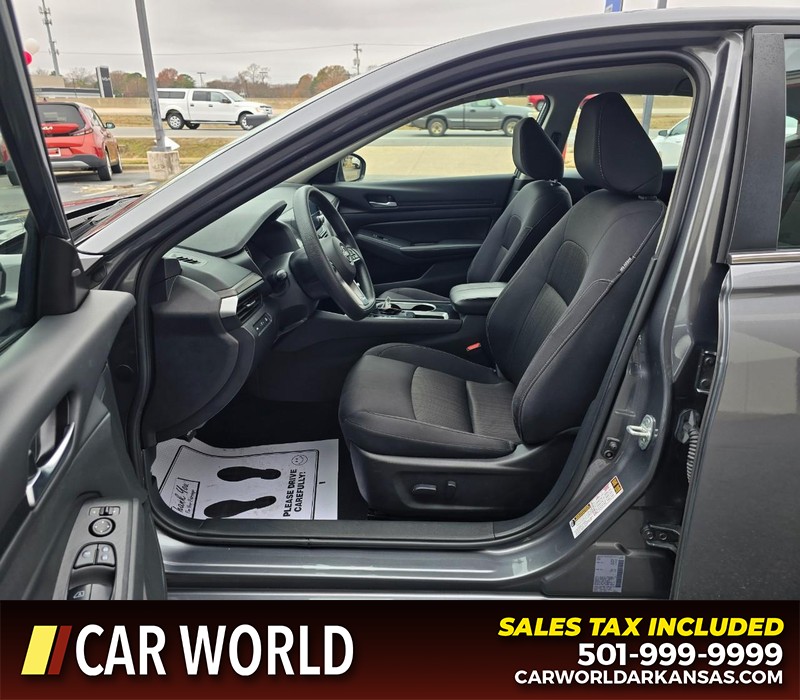 Nissan Altima Vehicle Full-screen Gallery Image 8