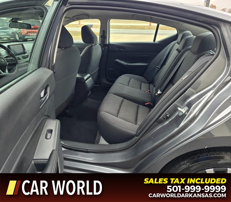 Nissan Altima Vehicle Full-screen Gallery Image 10