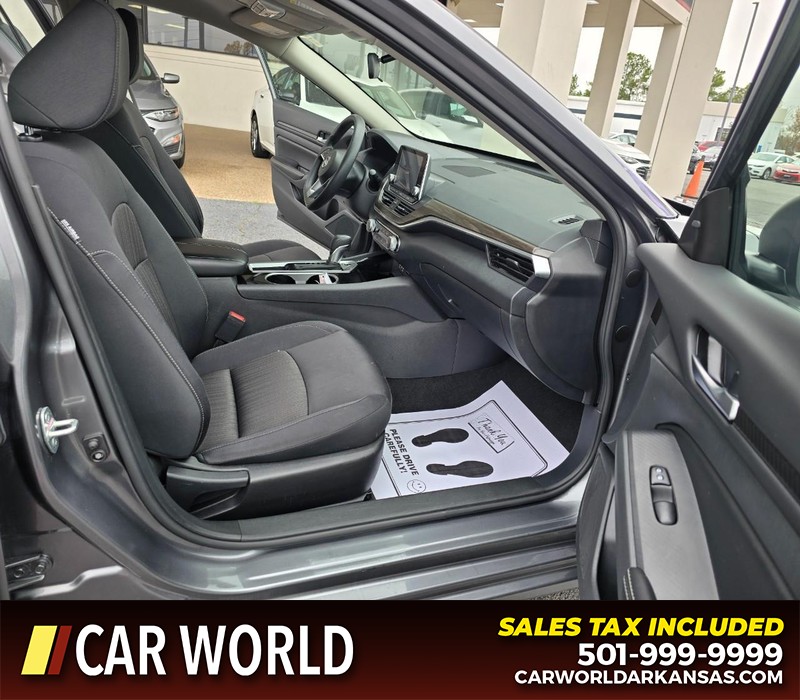 Nissan Altima Vehicle Full-screen Gallery Image 11