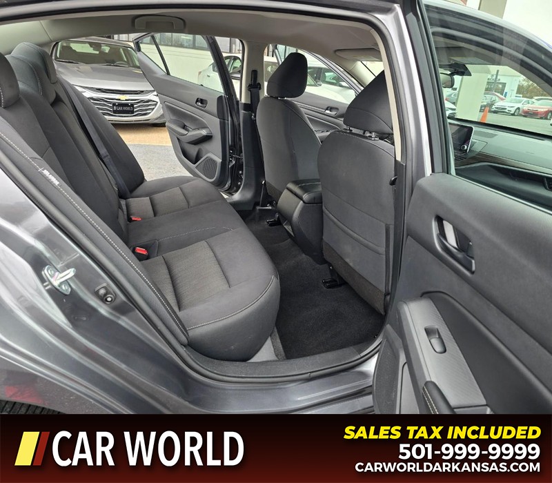 Nissan Altima Vehicle Full-screen Gallery Image 12