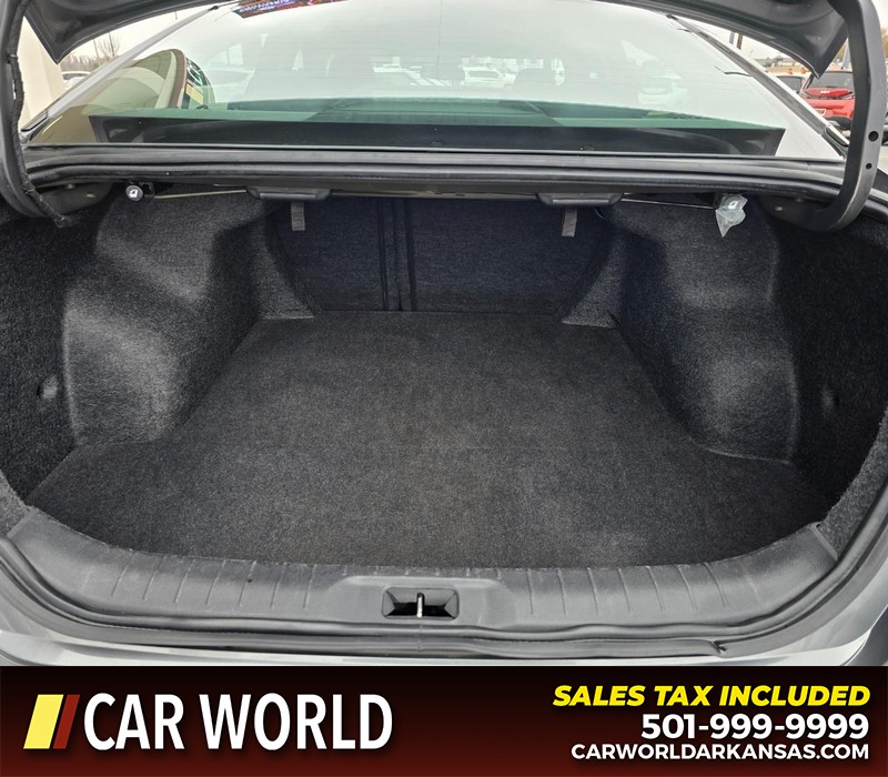 Nissan Altima Vehicle Full-screen Gallery Image 13