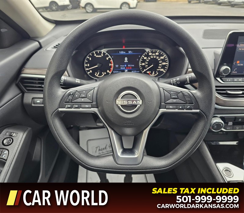 Nissan Altima Vehicle Full-screen Gallery Image 15