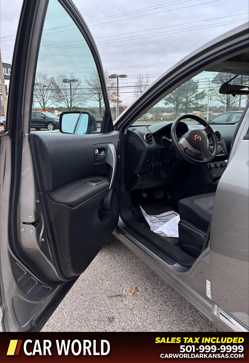 Nissan Rogue Select Vehicle Full-screen Gallery Image 12