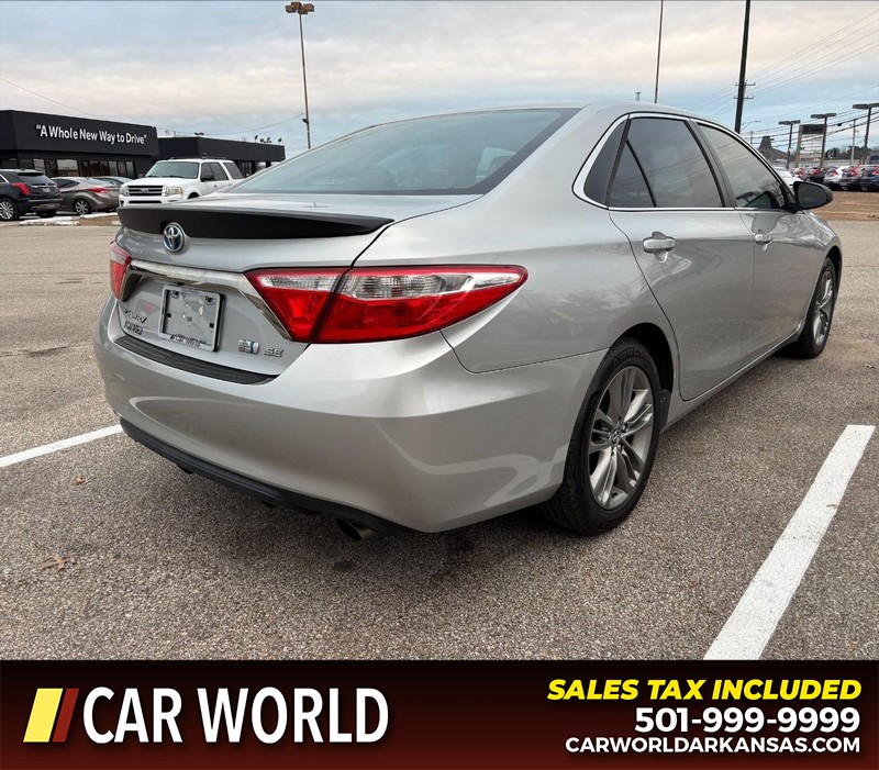 Toyota Camry Hybrid Vehicle Full-screen Gallery Image 3